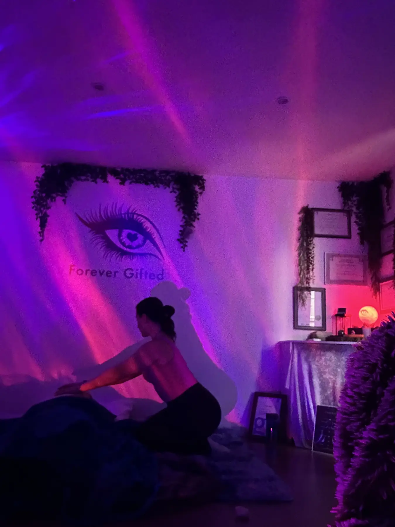 Aurora light across the cabin wall while Filiz drums over a client
